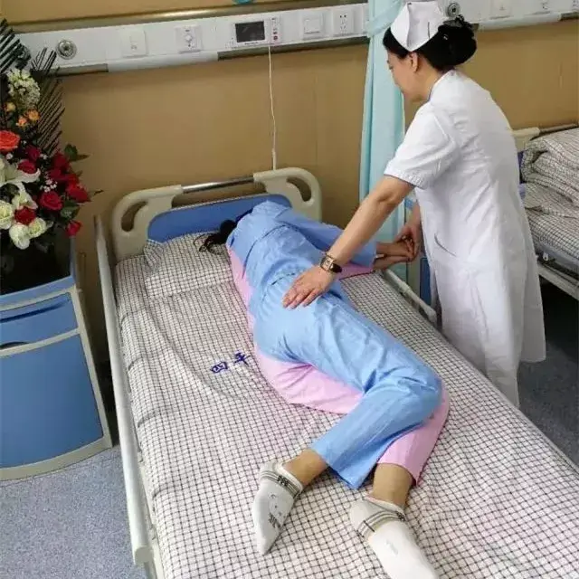 患者仰卧位,身体移至健侧床边,护理人员协助病员bobath握手和双下肢