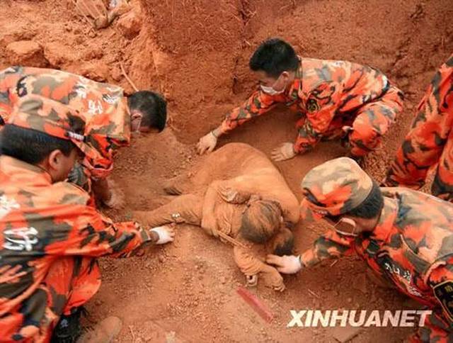 在地震灾难面前,母亲舍身救子 邹森摄