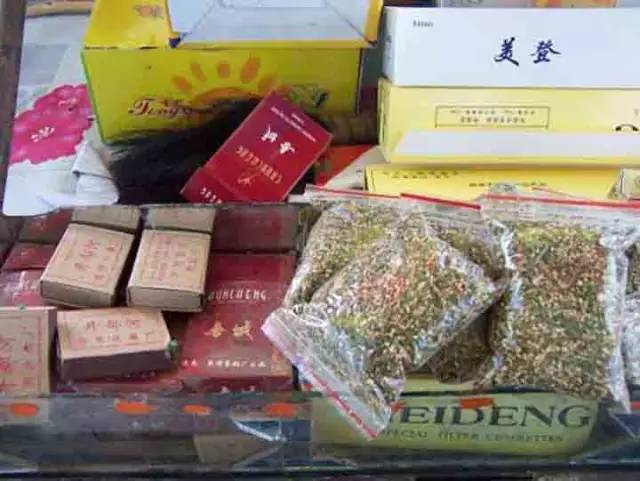 新疆莫合烟,一代人的燃情岁月!20岁看不懂,30岁看完沉默