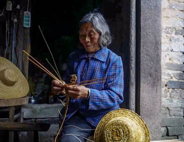 歙县岭脚村民间艺人云集亮绝活~"搓麻绳","编扇子","荫帽","箍木桶"