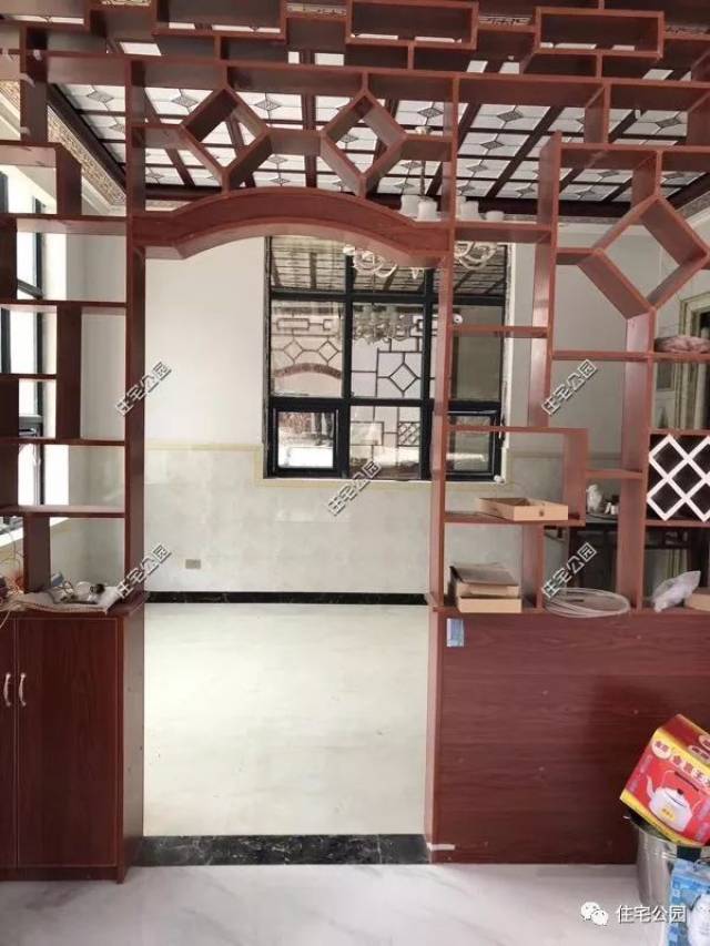 客厅和堂屋用深红实木博古架分隔,既保证了室内明朗,又使得功能分更加