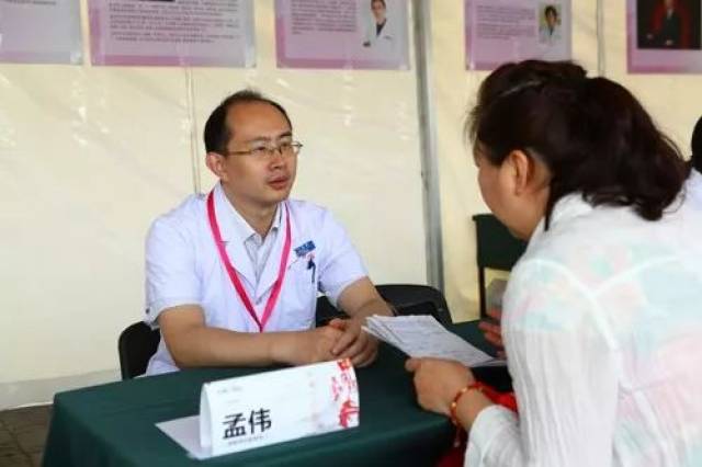 同时,在名师高徒咨询区,孟伟主任医师作为郭维琴教授传承弟子,为市民