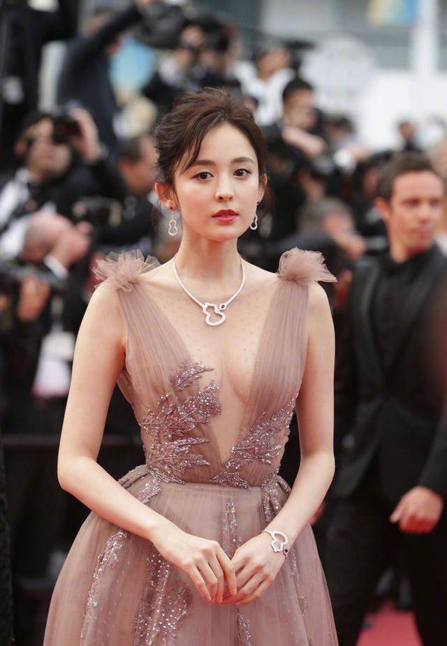 古力娜扎红毯首秀,身穿高定气质出众宛如一个不食烟火