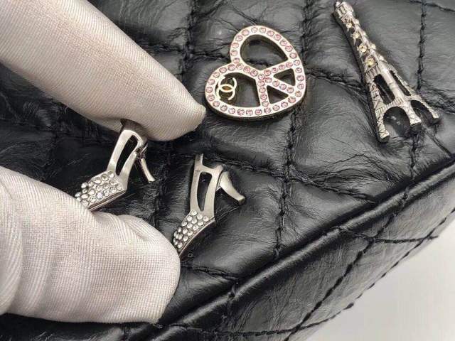 这样的Chanel 2.55 Lucky Charm限量版徽章包