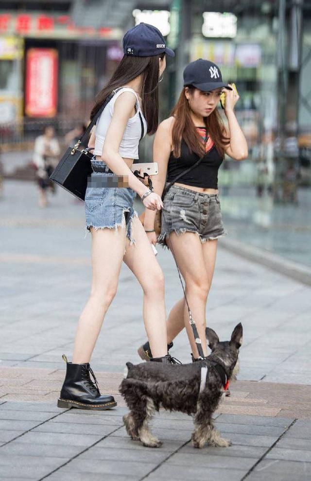 街拍: 穿大一码超短热裤的美女, 有缝隙美, 不担心曝光吗?