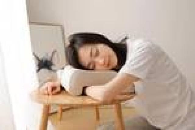 日本人早十几年已经流行的 "趴睡健康法"