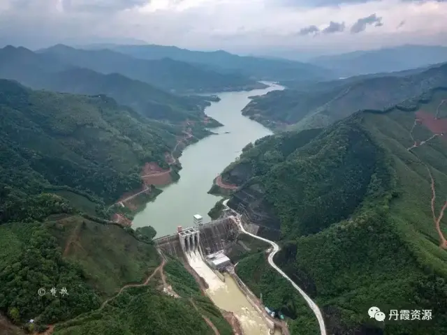 资源至桂林老路,斧子口水库蓄水后的风景非常壮观