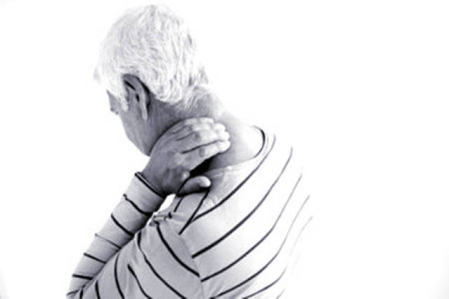 4,颈椎病早期表现就是颈部疼痛,长期下去会感觉两个肩部发酸,发胀