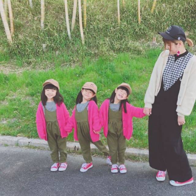 日本妈妈生完双胞胎再生三胞胎,母女6人一起出行,太让人羡慕了!