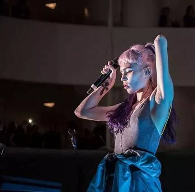 grimes 本名claire elise boucher,1988年生于加拿大温哥华,是一名