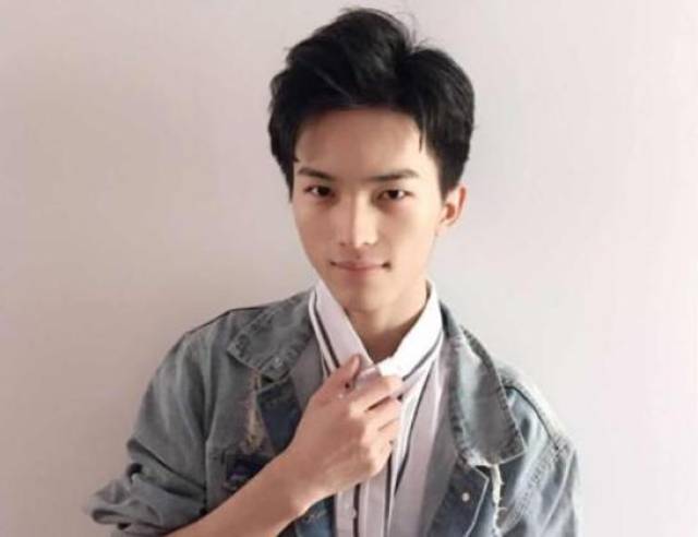 刺激战场:吃鸡手游第一人难言x首度露脸,人皇SKY亲自送上祝福!