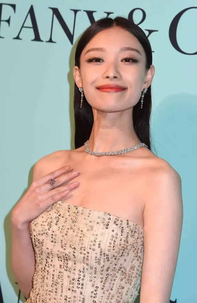 井柏然不嫌弃倪妮头大?与维密天使同框被虐哭!