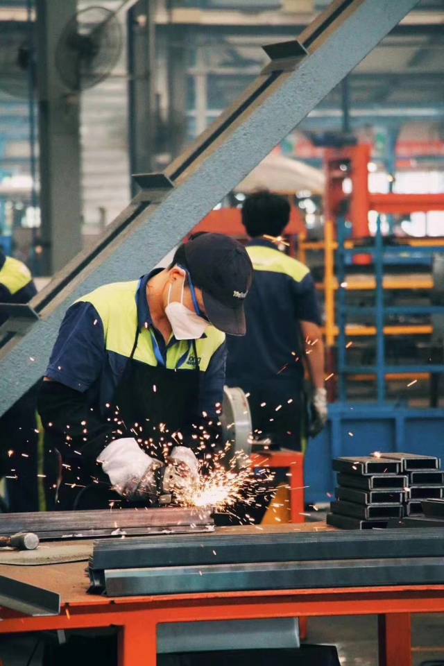 生产车间技术工人正在紧张加班加点的焊接,切割着各种汽车材料!