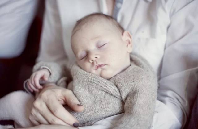 宝宝一放就醒 睡眠专家用6年时间研究出 九步放下法 帮你解决 附视频指导 