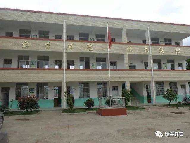 在武阳镇党委,政府和各级领导的重视和关怀下,武阳镇中小学幼儿园办学