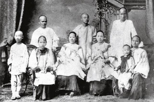 1892 年,宋耀如(后排左一),牛尚周(后排左二)和倪桂珍(前排左三,抱宋