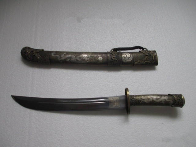 这把刀是清朝康熙皇帝御用腰刀,刀身为精钢打造,开双道血槽,刀长98