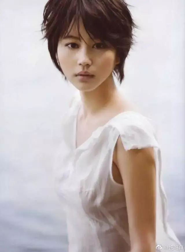 在日本被奉为大美人的堀北真希,20岁以前,是一张小尖脸,很上镜.