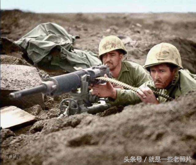 1945年2月,硫磺岛上使用日军92式重机枪的美军士兵.