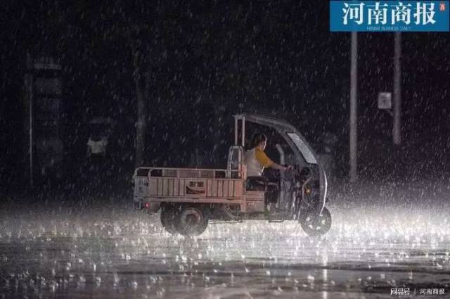 女子本柔弱,但雨中这位女士却像一位勇士,在雨中孤独前行.