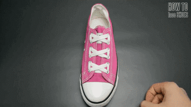将鞋带穿过鞋孔,并且系一次简单的鞋带交叉.