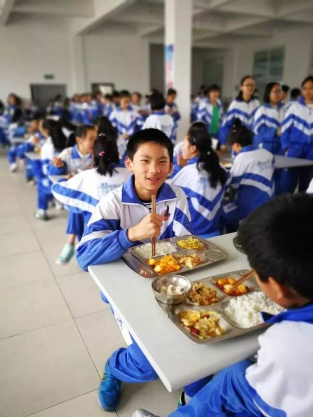 7 开始吃营养餐啦 (六盘水市六枝特区第五中学 吴雪 供稿)