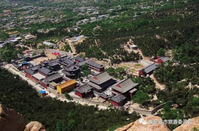 水岩寺又名宝峰寺,寺庙附近峰峦环绕,景色秀美.