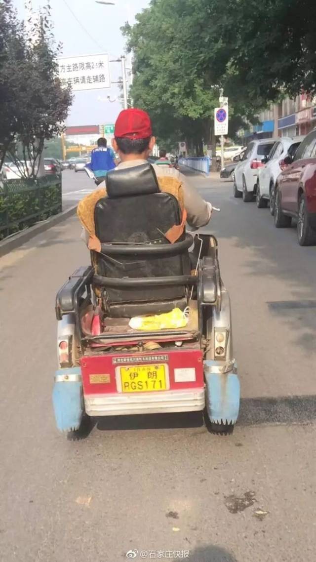 微友爆料:路上遇一大爷的代步三轮车.