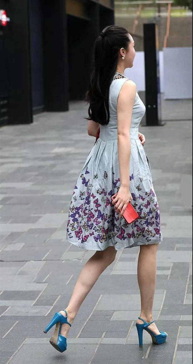 武汉街头美女背影 让人目光一直追随