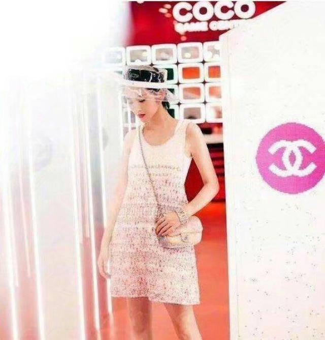 29岁的唐艺昕未婚先孕?拍照肚子大的都藏不住,网友:该
