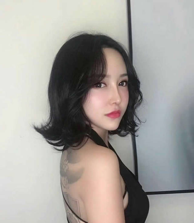 搭配网红八字刘海设计和乌黑的发色,凸显甜美气质,超级显嫩