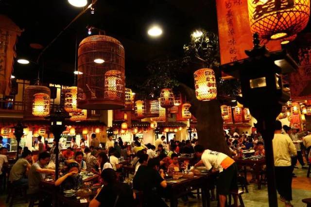 狮子桥步行美食街,位于南京市鼓楼区,美食街全长约300多米,连接着湖南