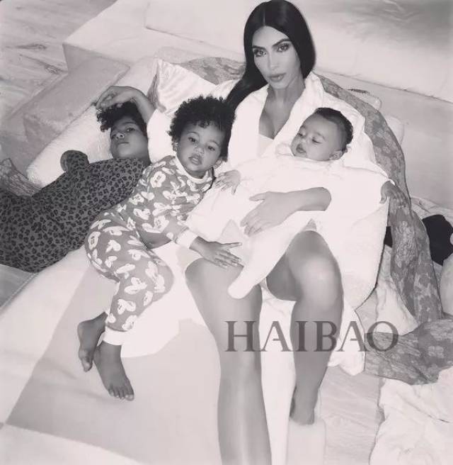 金·卡戴珊 (kim kardashian) 和三个孩子