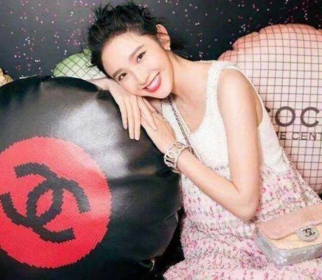 29岁的唐艺昕未婚先孕?拍照肚子大的都藏不住,网友:该