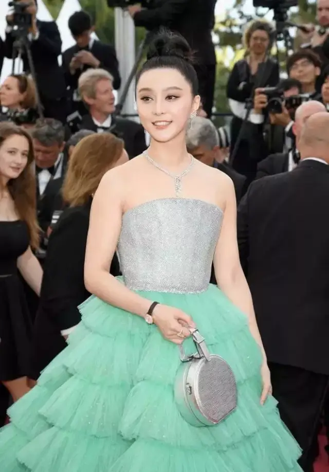 范冰冰2018年戛纳电影节电影秀,4天8套,美呆了!韩国讲海啸的个人图片