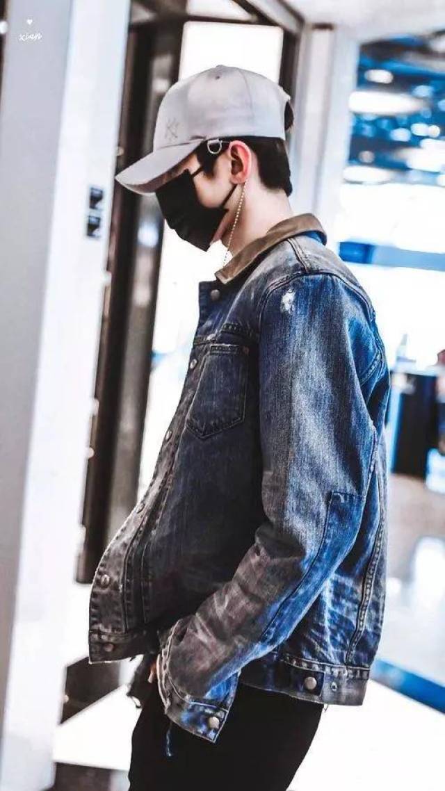 蔡徐坤机场带16个保镖,在芬兰是退役特种兵摄