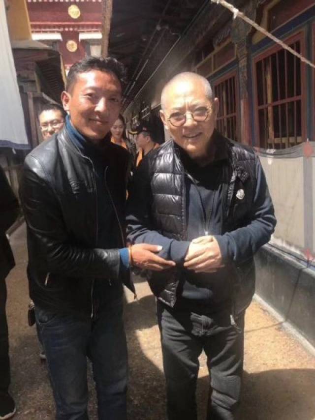 55岁李连杰现身西藏 光头驼背显苍老憔悴