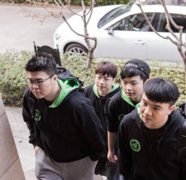 虎牙天命杯solo赛:韦神大战蜜蜂仔,9杀吃鸡怕也