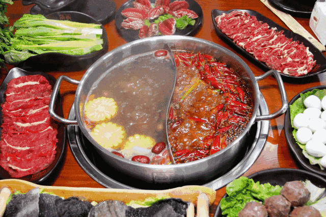 又如:牛肉/羊肉火锅店面,闻到牛肉/羊肉本身的荤香味,加上汤底和调料