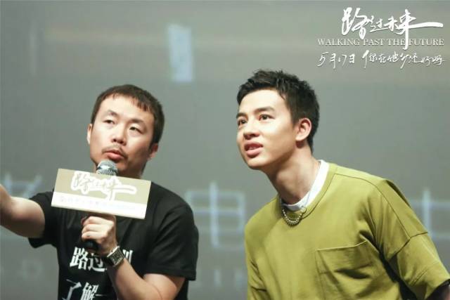 此前,小十君在看完本片后,有幸采访到了导演李睿珺,他本人和他的电影