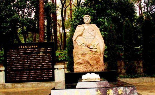 杨开慧烈士墓地,两个儿子陪伴着她,牺牲时年仅29岁!