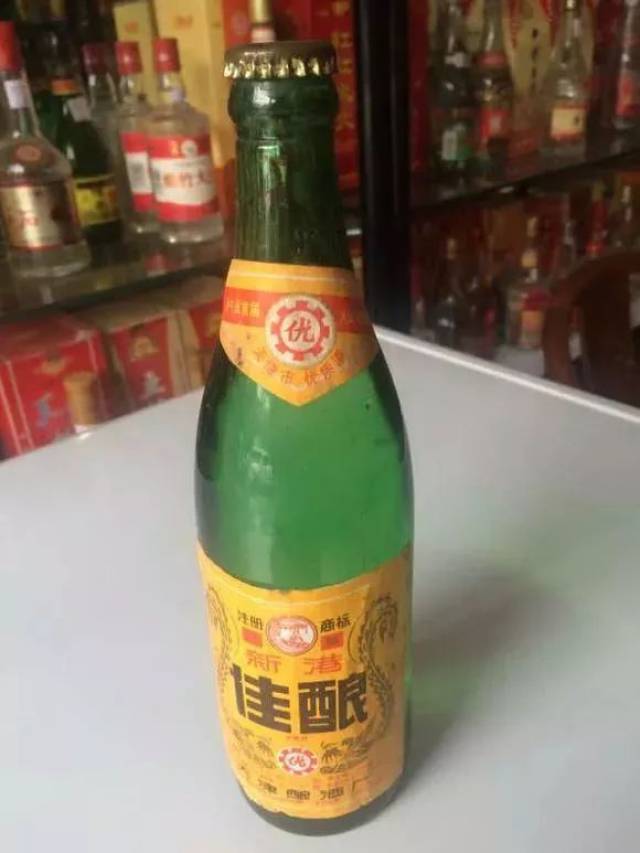 关于佳酿酒的辨别方法,老天津人自有一套: 首先是看瓶盖儿,老佳酿应该