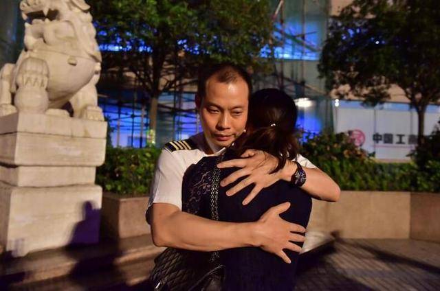 川航风挡玻璃脱落成功紧急迫降 这背后究竟多