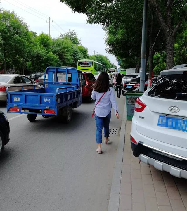 有网友调侃,人生就这样在路上"慢慢"度过.
