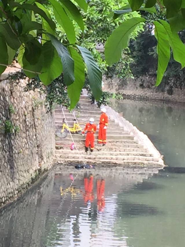 广西一臭水沟发现男性尸体, 警方已介入