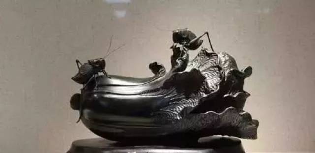 煤精可用于制作工艺美术品,雕刻工艺品和装饰品,故有的人称它为雕刻漆