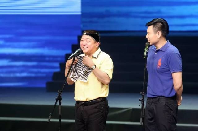 独脚戏《欢天喜地》表演者:王汝刚 陈靓