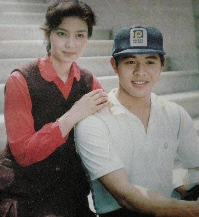 李连杰黄秋燕 成功跟黄秋燕离婚的李连杰终于没有了心中的羁绊,转身