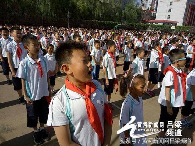 离石区东关小学举行"你好,新时代"少先队入队仪式活动