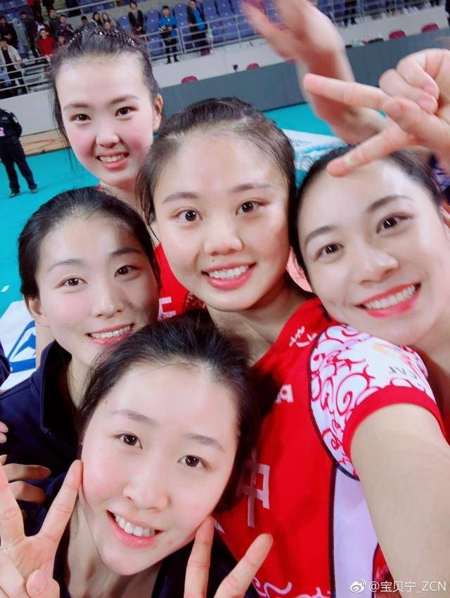 1米95张常宁晒最美全家福!中国女排最强6人首发,呼之欲出